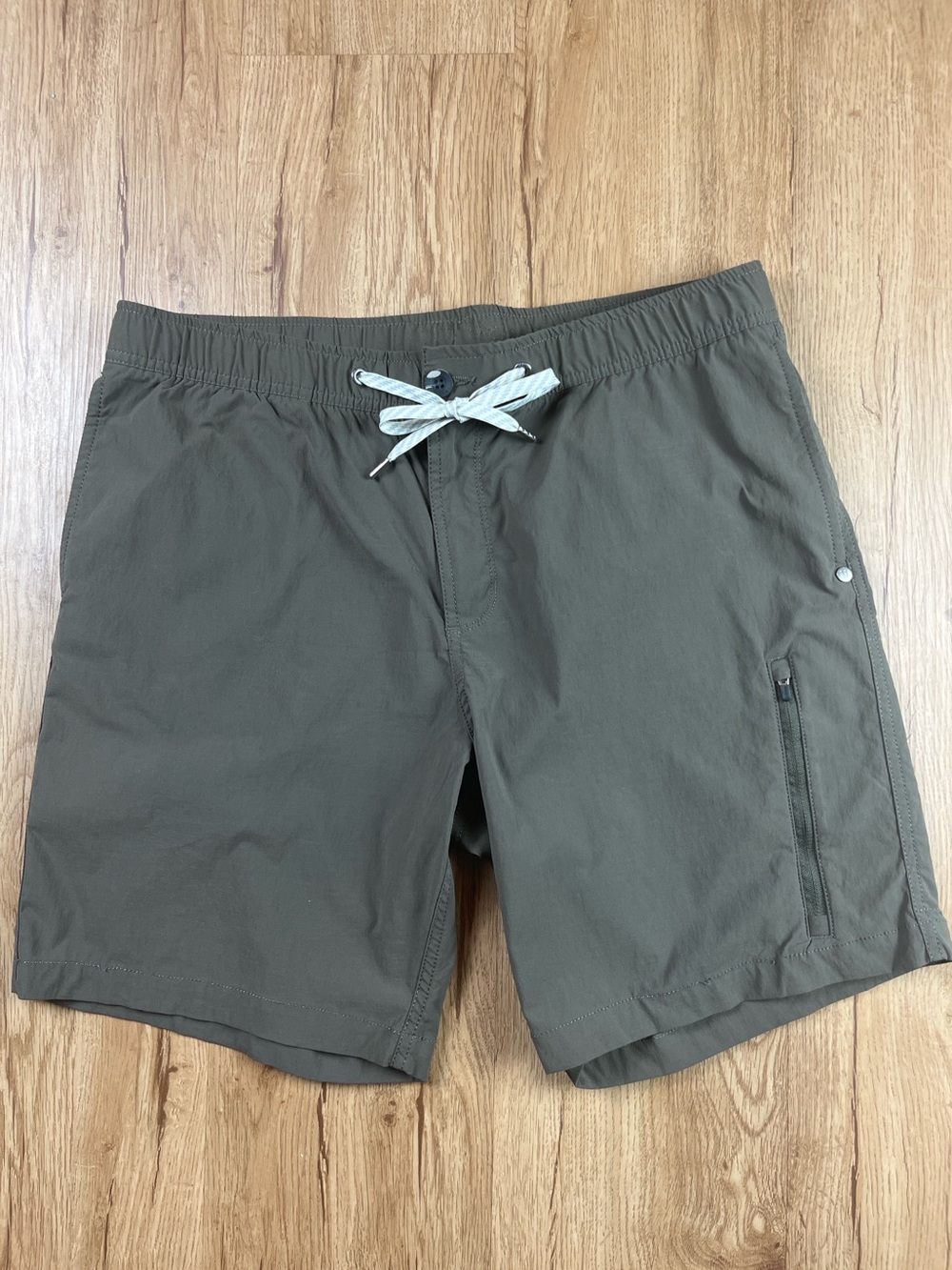 Vuori Banks Swim Shorts Olive Green Elastic Waist Drawstring Zip Pocket M/L